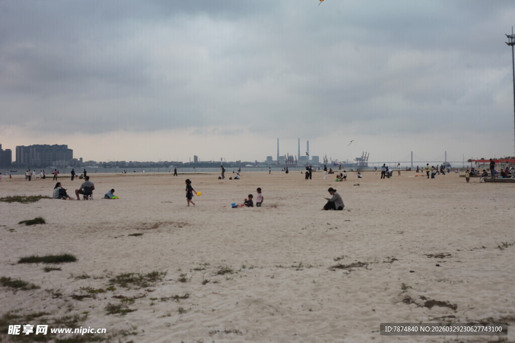 湛江沙滩上休闲的人群