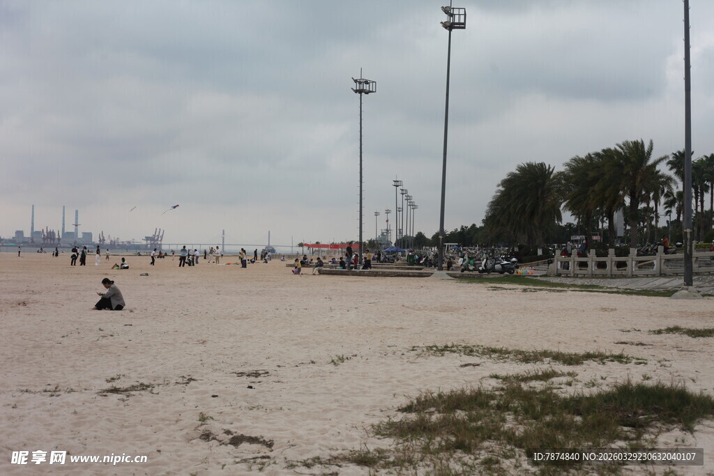 湛江海滩休闲场景