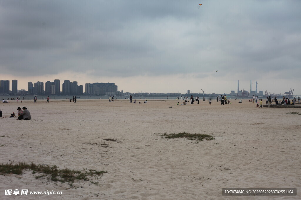 湛江城市边的开阔沙滩场景