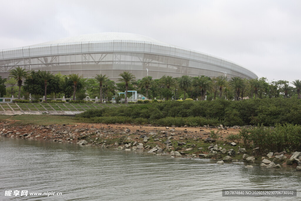 湛江河畔旁的大型圆顶建筑