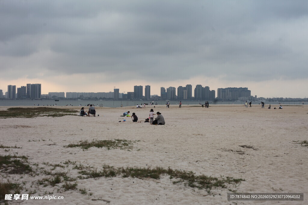 湛江城市边的沙滩休闲场景