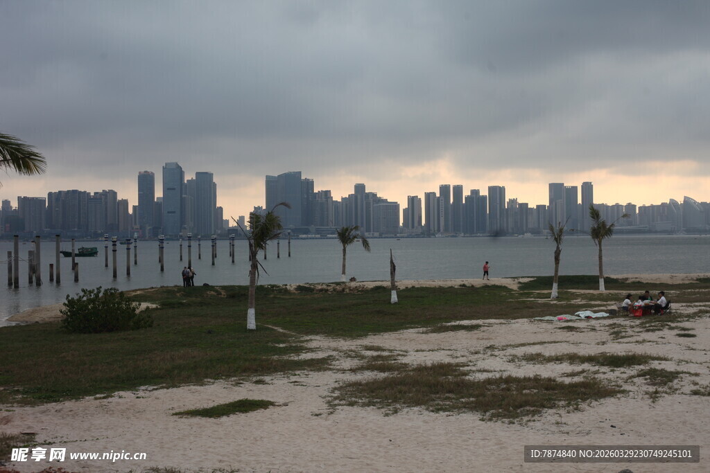 湛江阴天城市天际线海滨景观