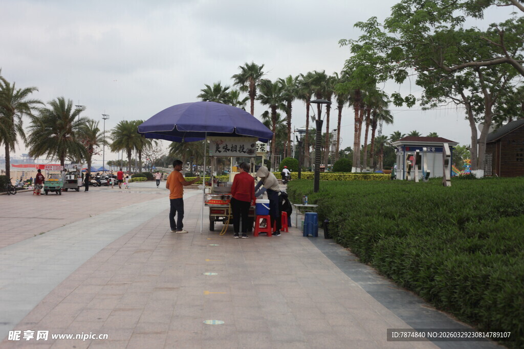 湛江公园中休憩的人群