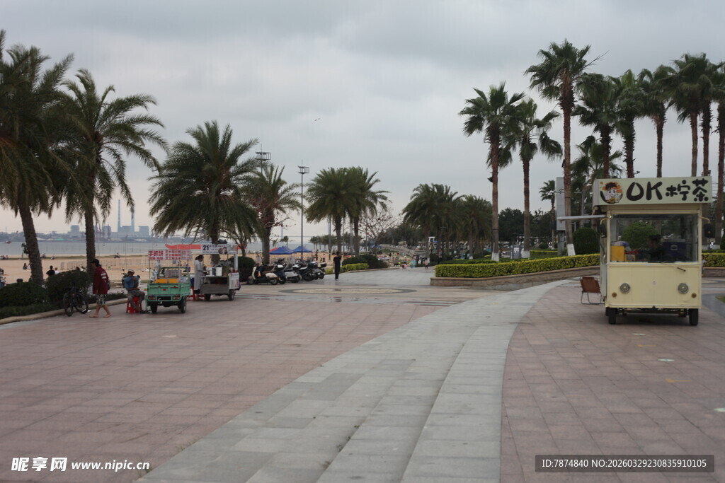 湛江海滨步道的观光车与风景