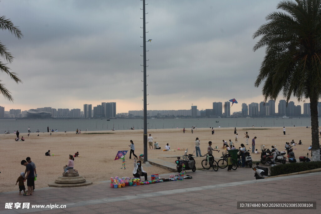 湛江海滨城市沙滩休闲景象