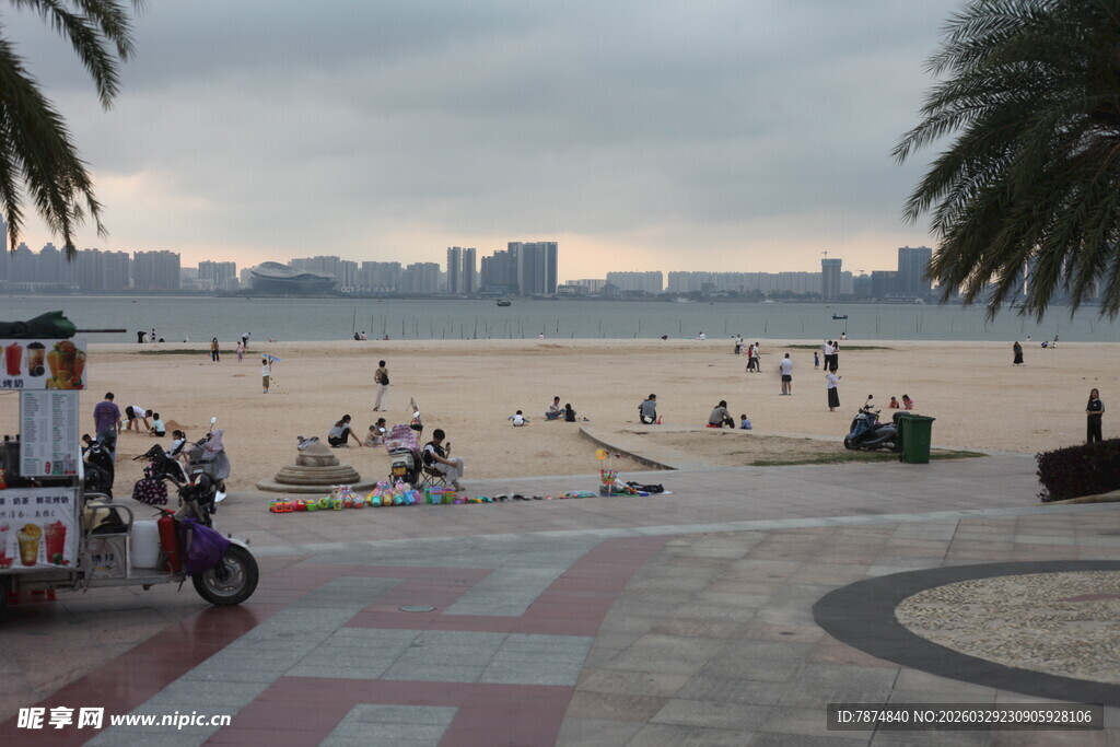 湛江热闹的海滨沙滩休闲场景