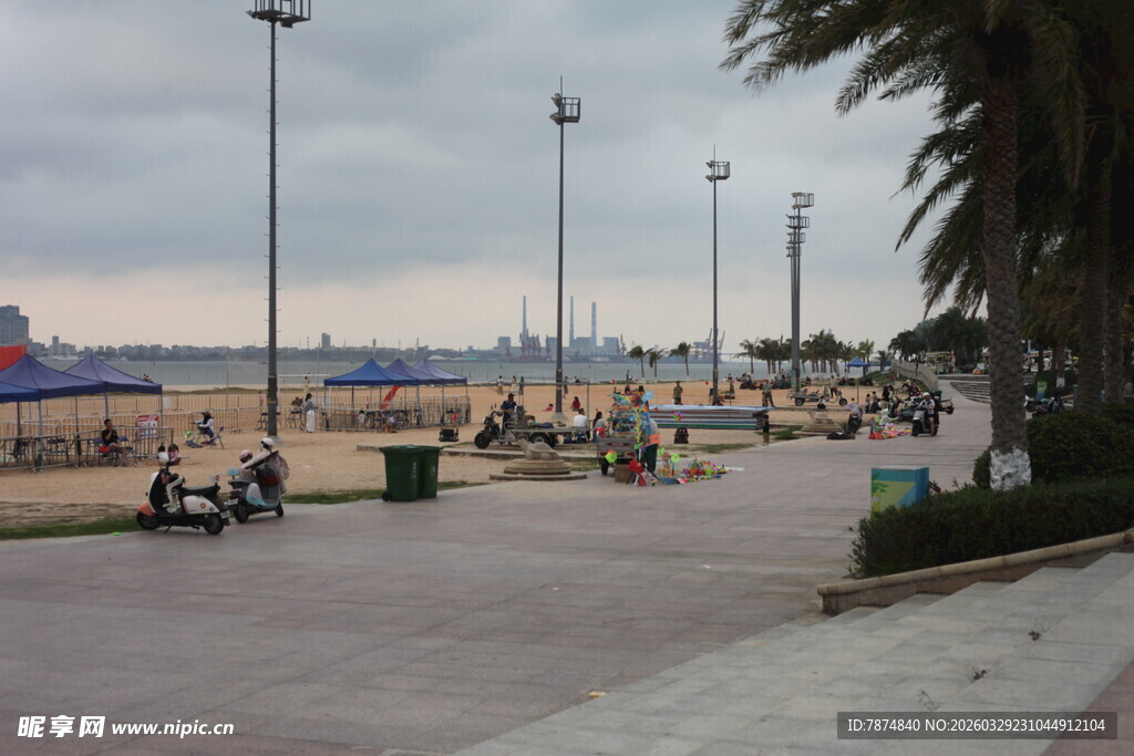 湛江海滨休闲场景的热闹一角