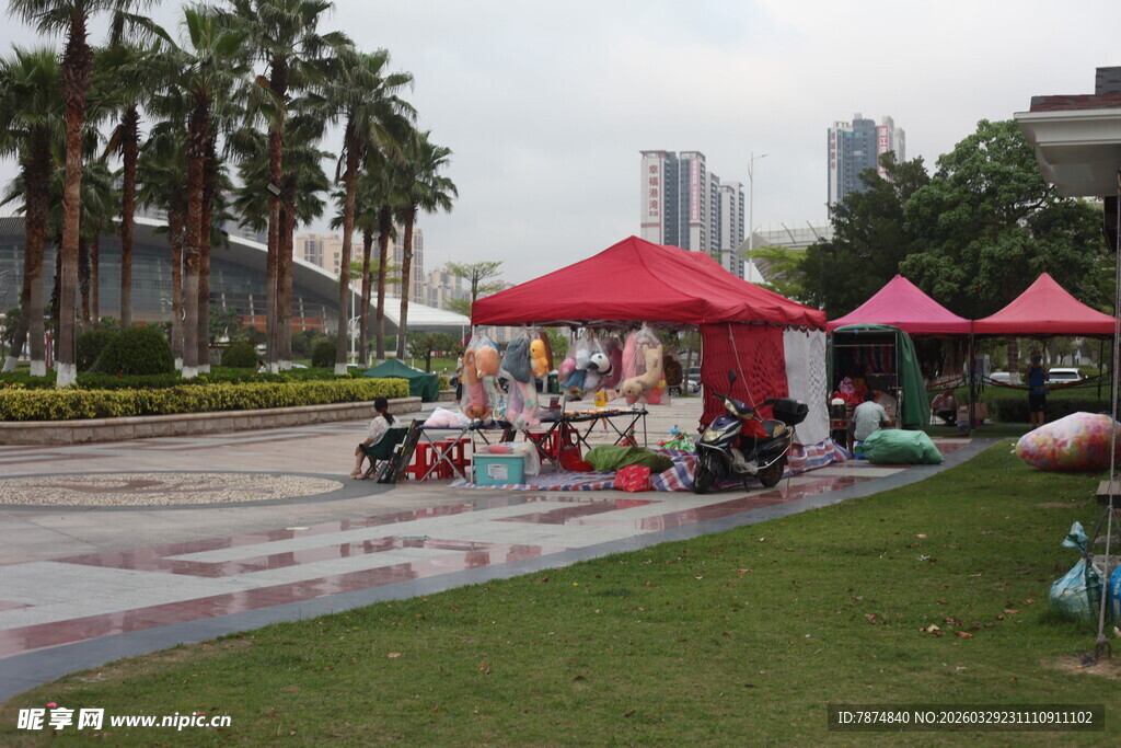 湛江户外草坪上的红色帐篷摊位