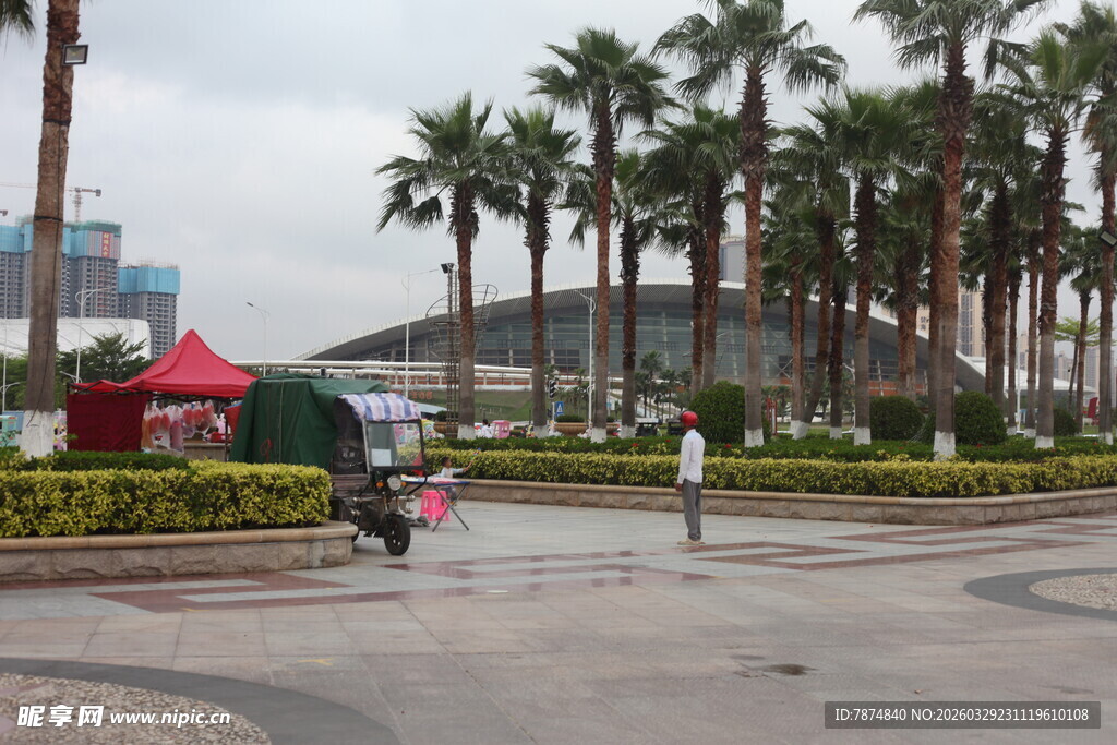 湛江城市广场雨中的景象