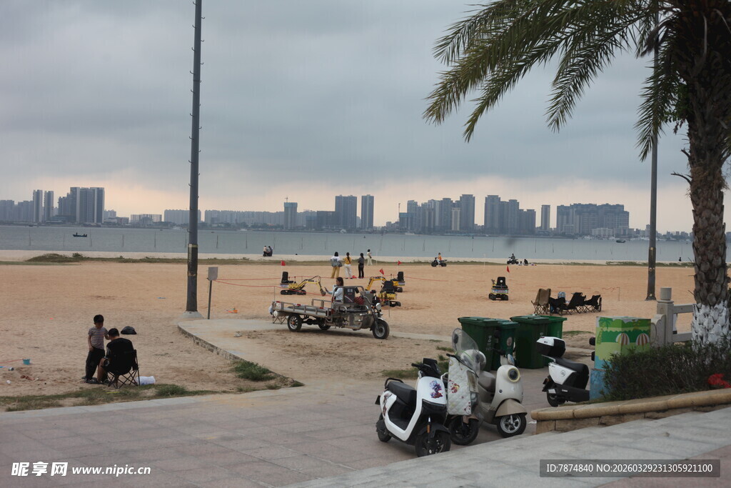 湛江海滨沙滩旁的休闲场景