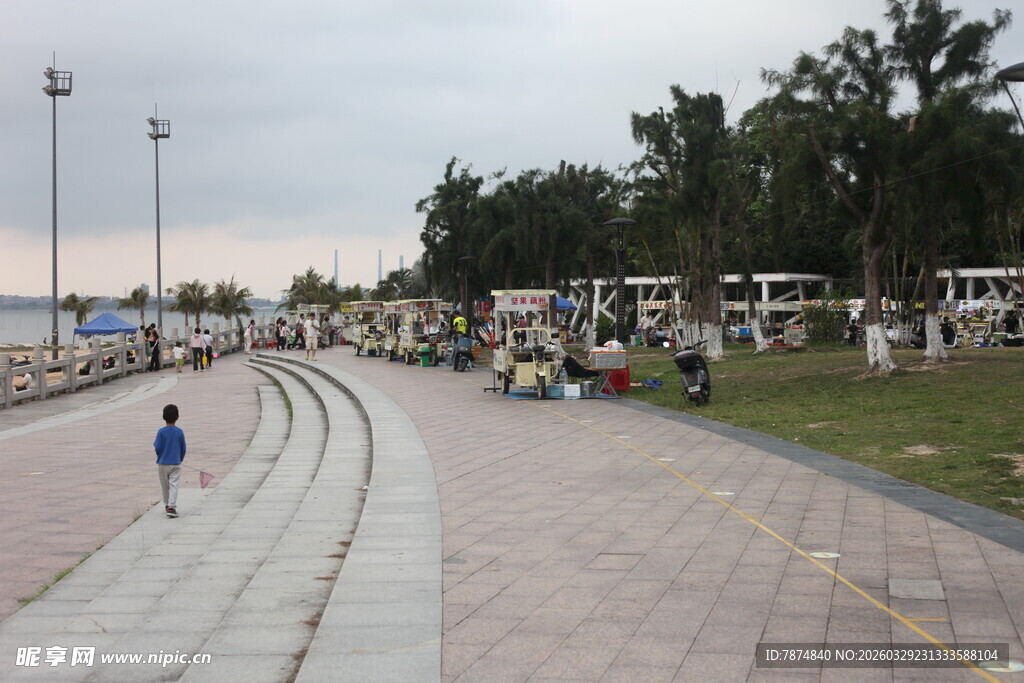 湛江公园步道上的休闲场景
