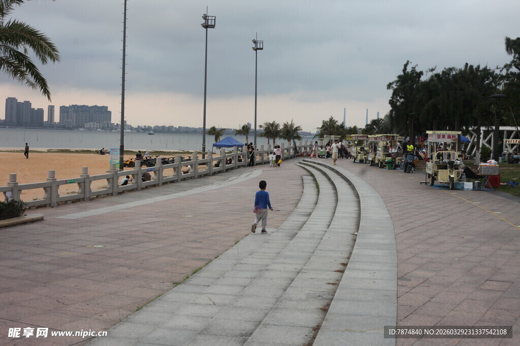 湛江海滨步道上的独行者