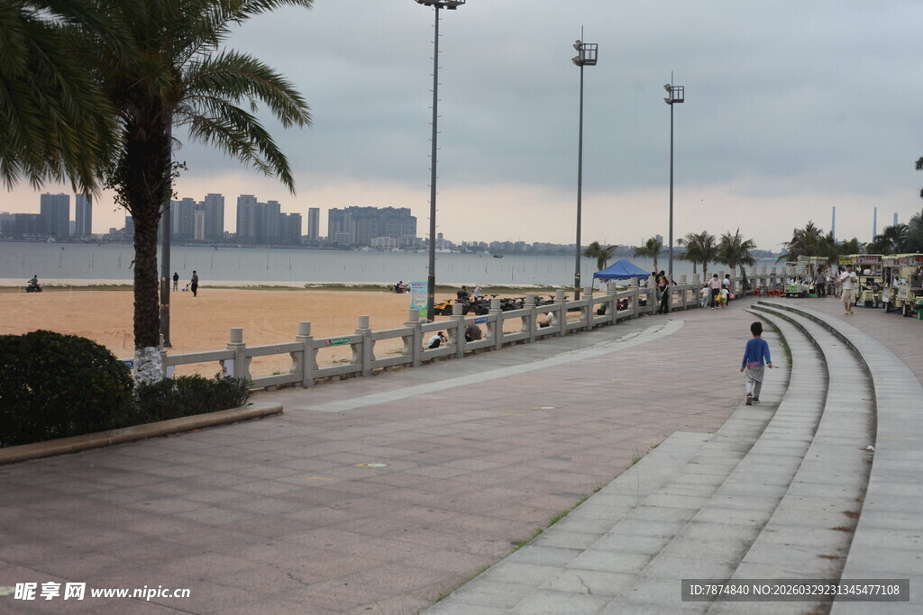 湛江海滨步道上的悠闲骑行场景