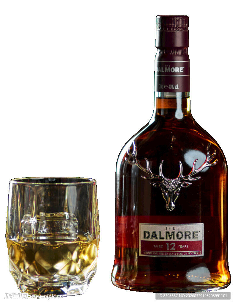威士忌酒瓶与加冰酒杯