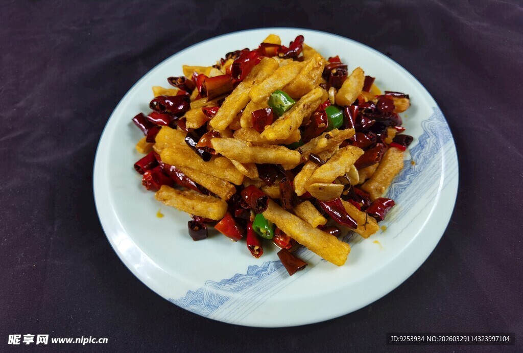 香辣美味的油炸小食 薯条