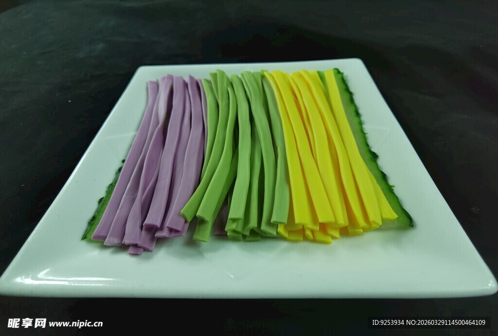 多彩蔬菜面条摆盘展示