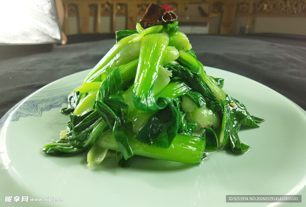 清炒青菜摆于盘中