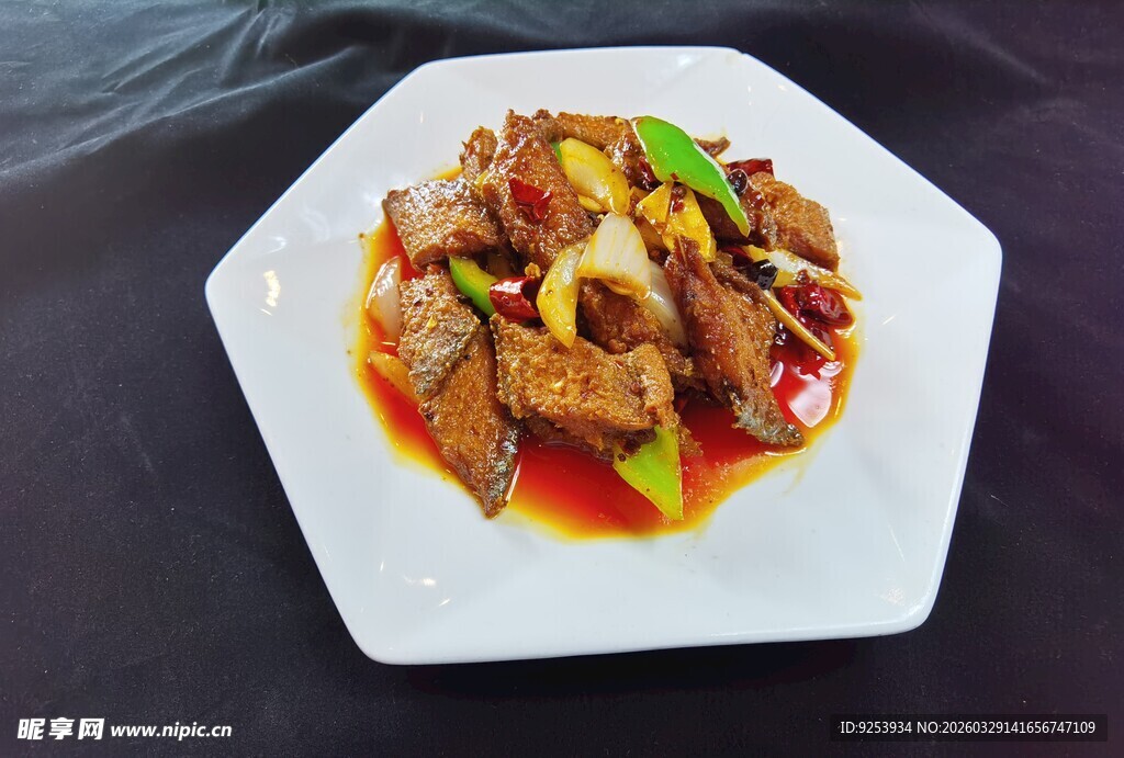 美味红烧带鱼摆于盘中