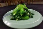 清炒青菜摆于白盘