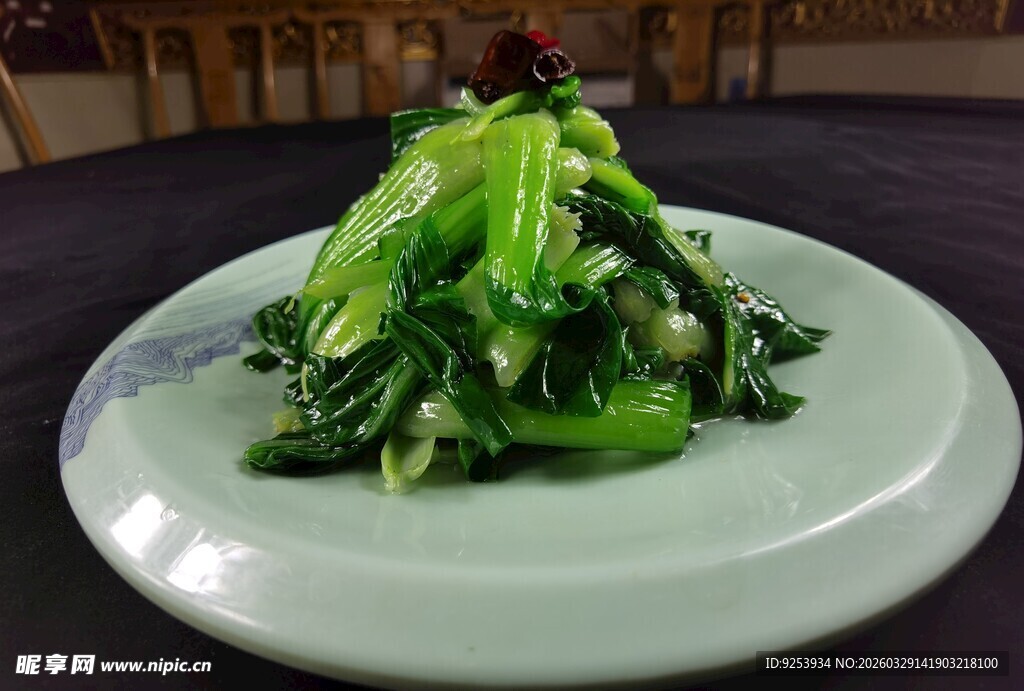 清炒青菜摆于白盘