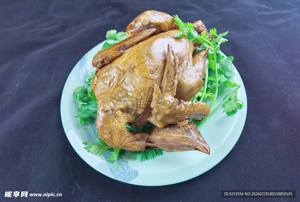美味烤鸡摆于翠绿蔬菜上 叫花鸡