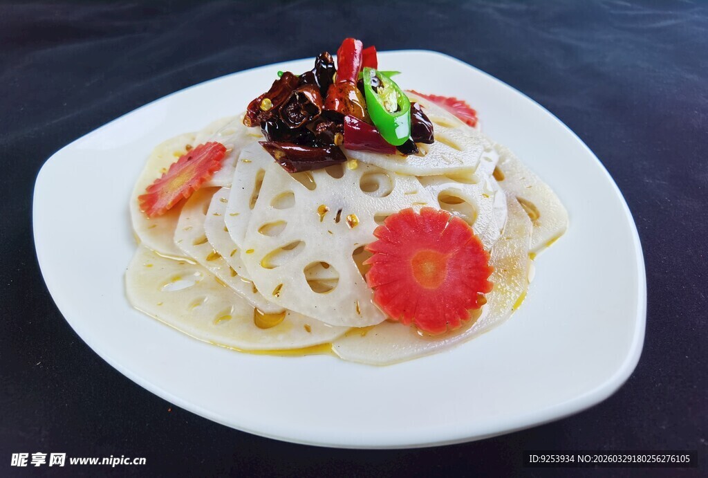 凉拌莲藕配红椒等食材