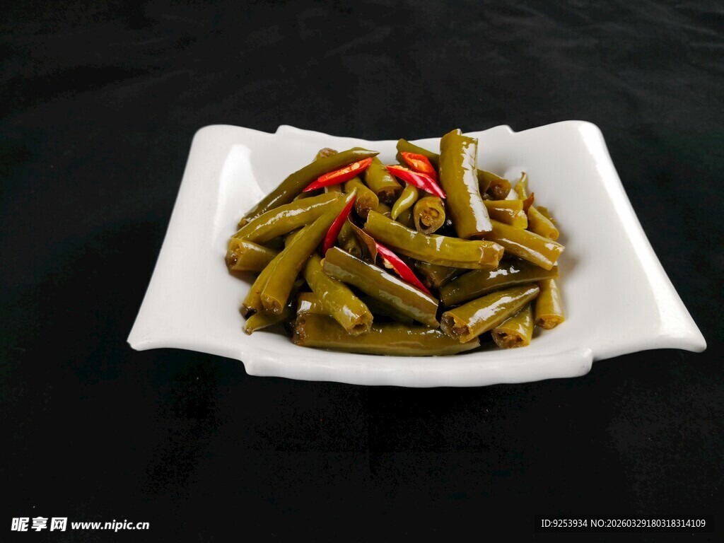 白色盘中的美味腌豆角