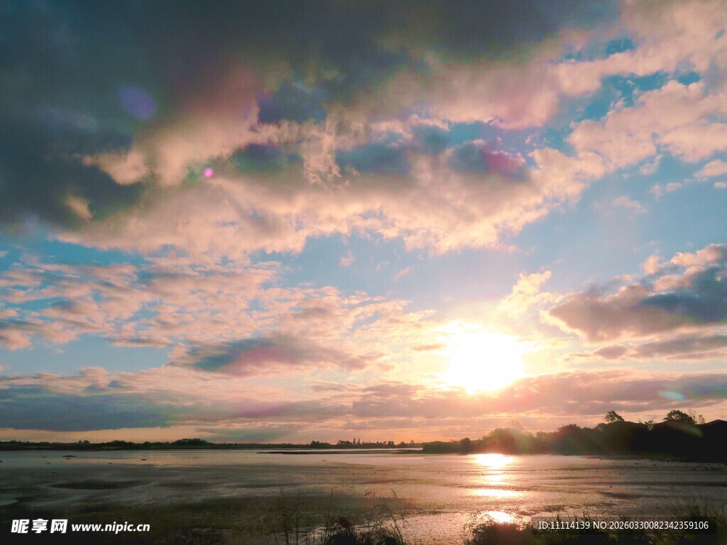 夕阳下的海滨美景与云彩