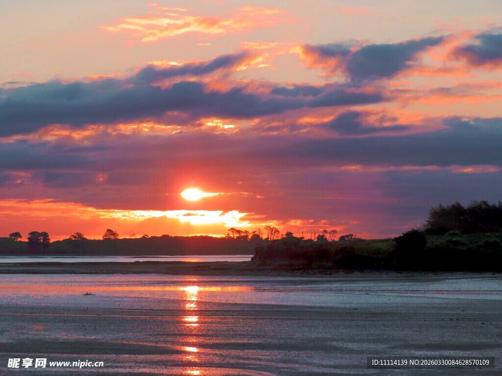 夕阳下波光粼粼的海滨美景