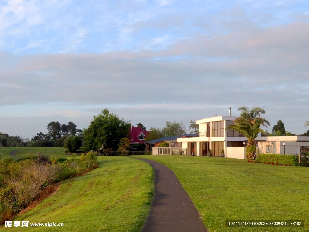 乡村小道旁的美丽住宅