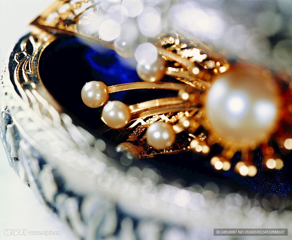 奢华珍珠宝石金饰摆件
