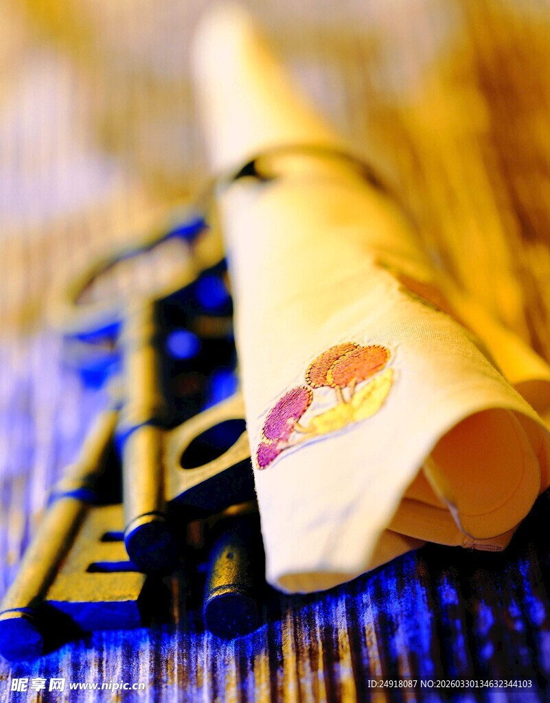 卷轴置于键盘上的独特景象