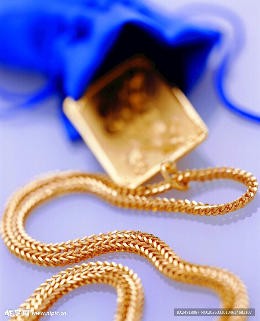 精美金项链与蓝色布袋