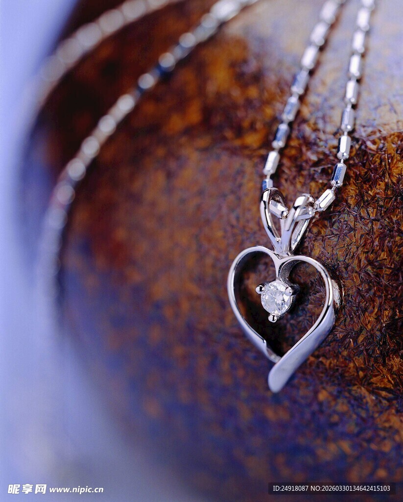 心形银项链特写