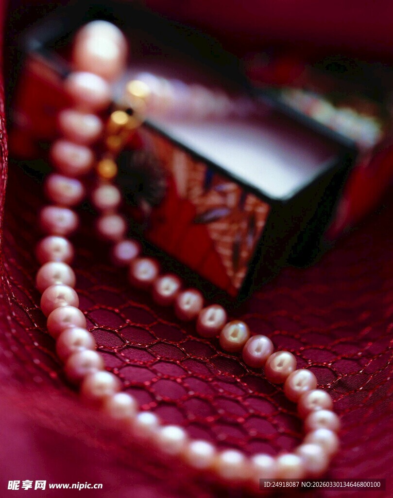 精致珍珠项链与首饰盒