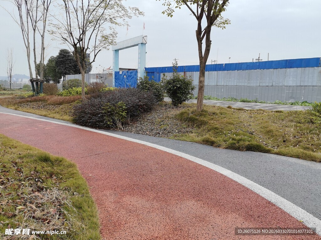 城市中的彩色健身步道