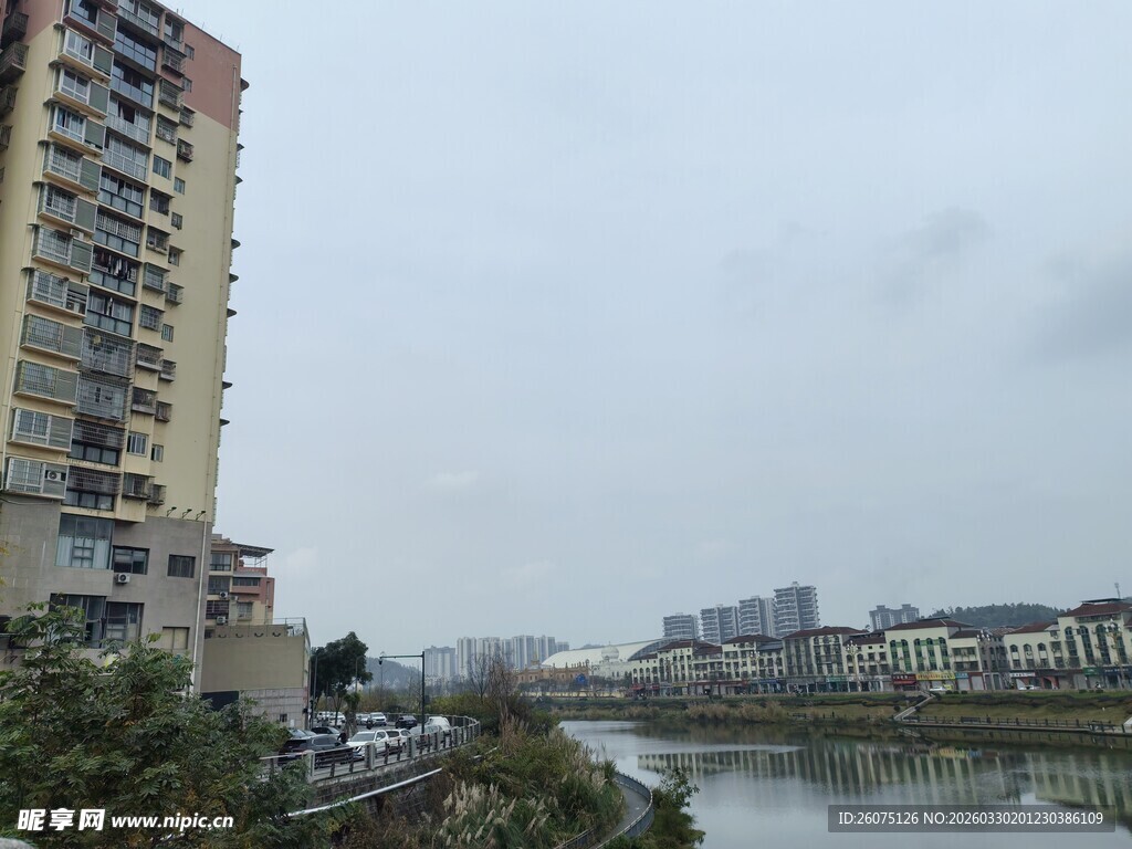 河畔高楼景致