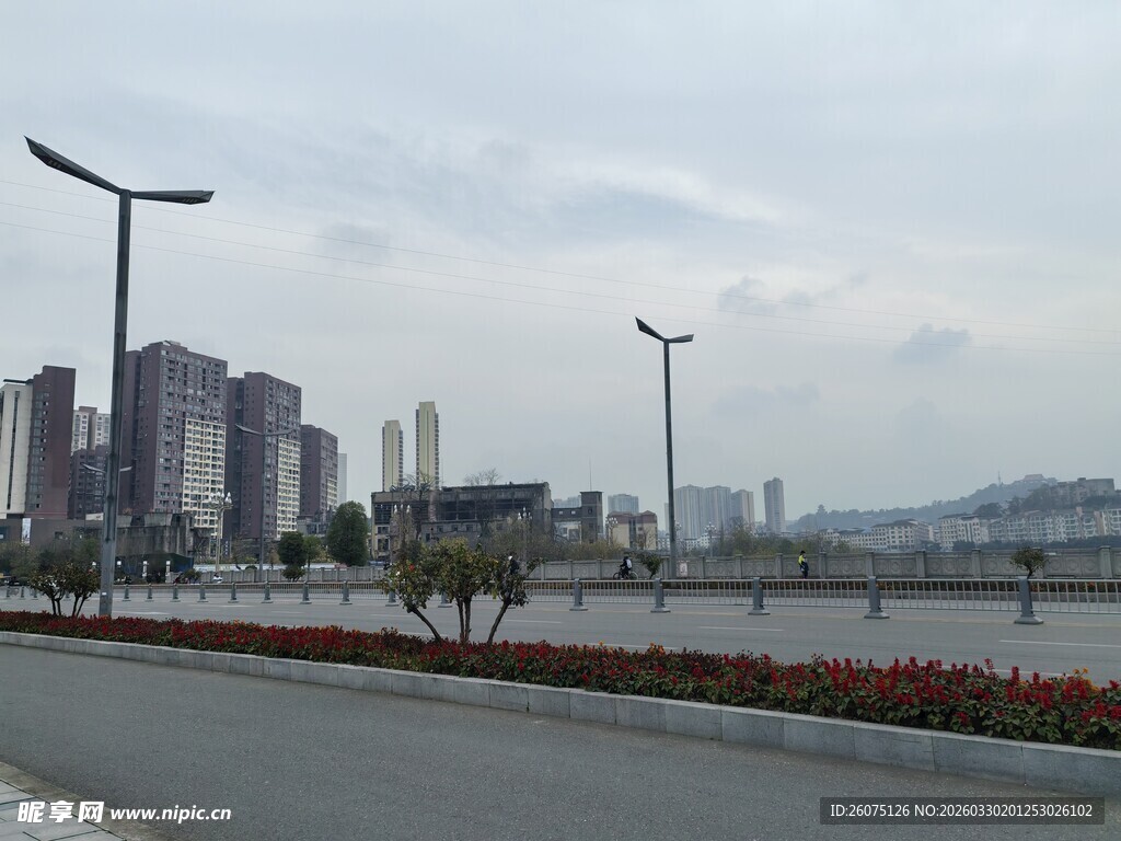 城市道路旁的高楼与景观