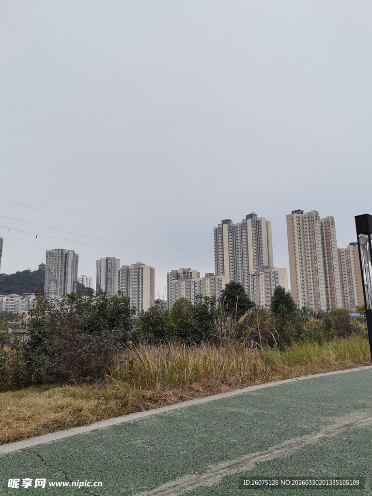 城郊道路旁的林立高楼