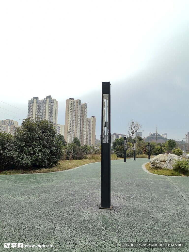 城市公园中的标识灯柱