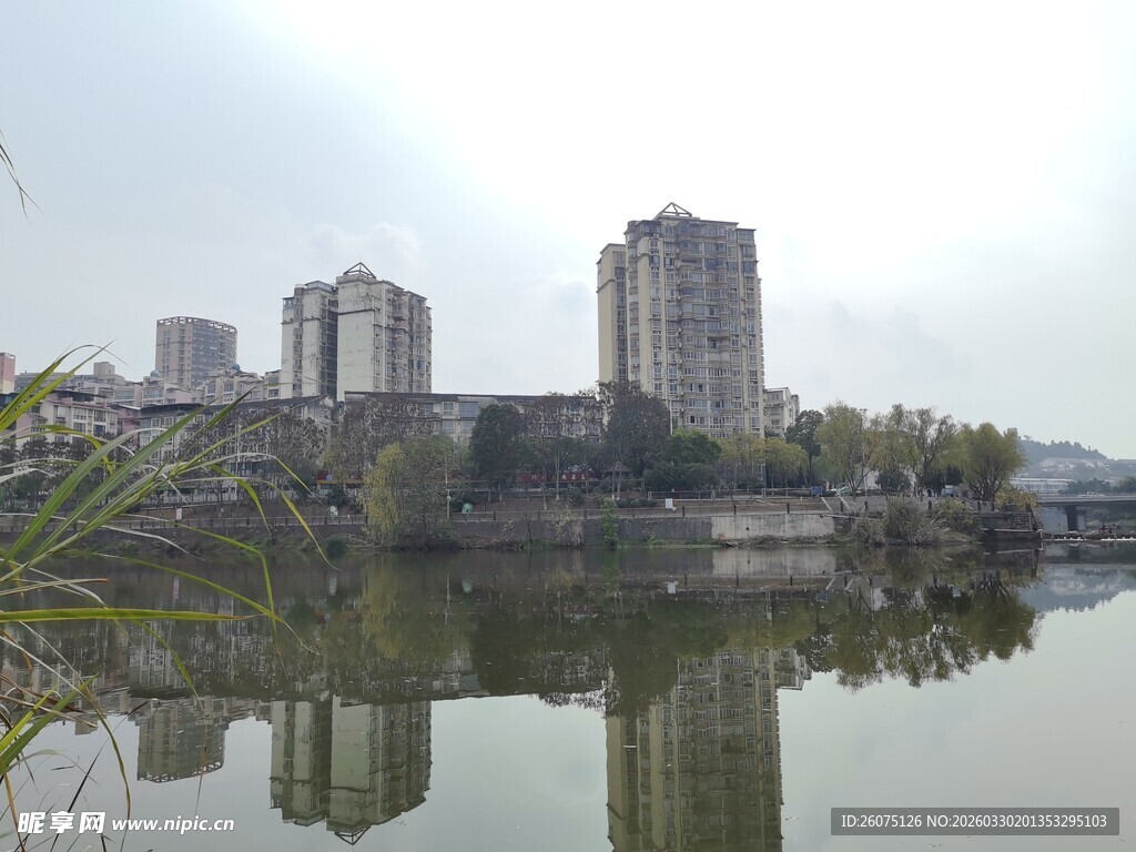 湖畔高楼倒影美景