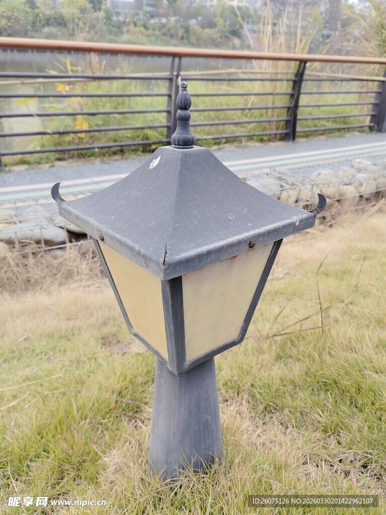 户外草地中的复古风格路灯