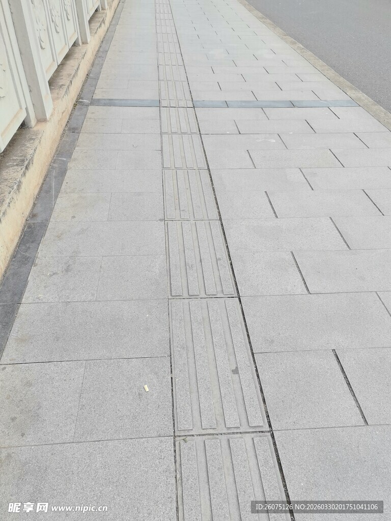 灰色水泥铺就的平整路面