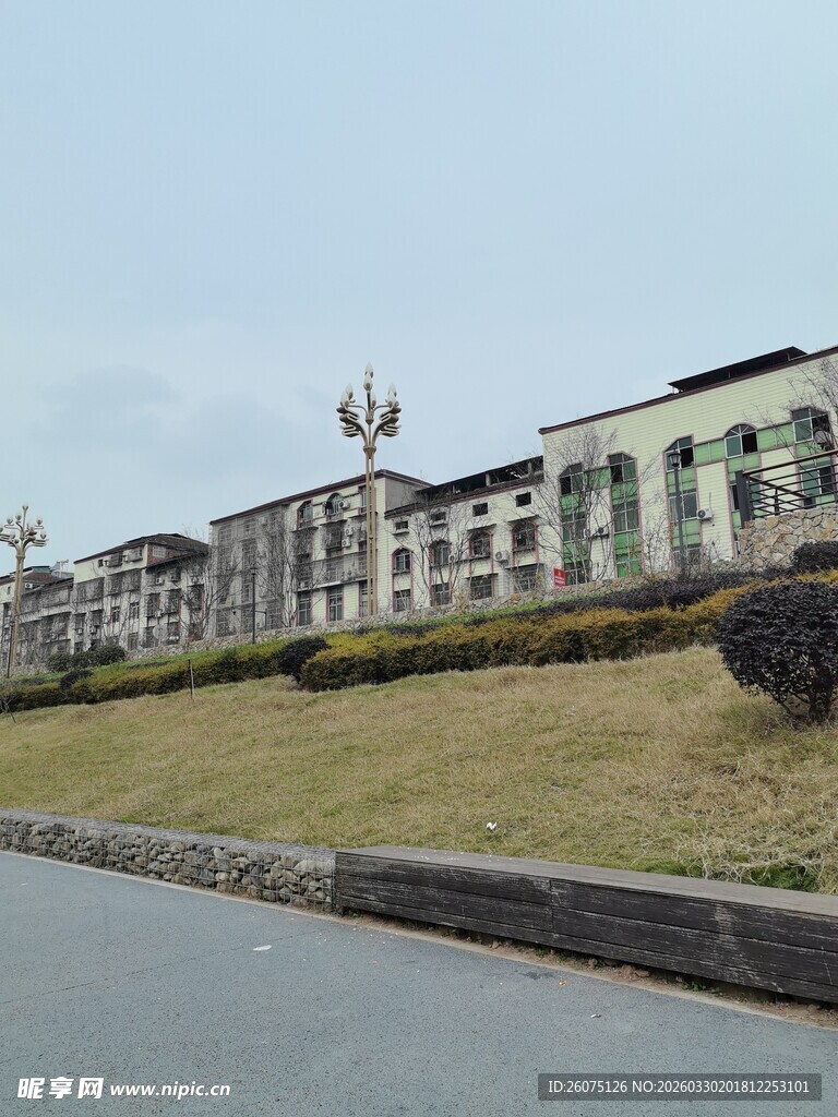 路边的多层建筑群