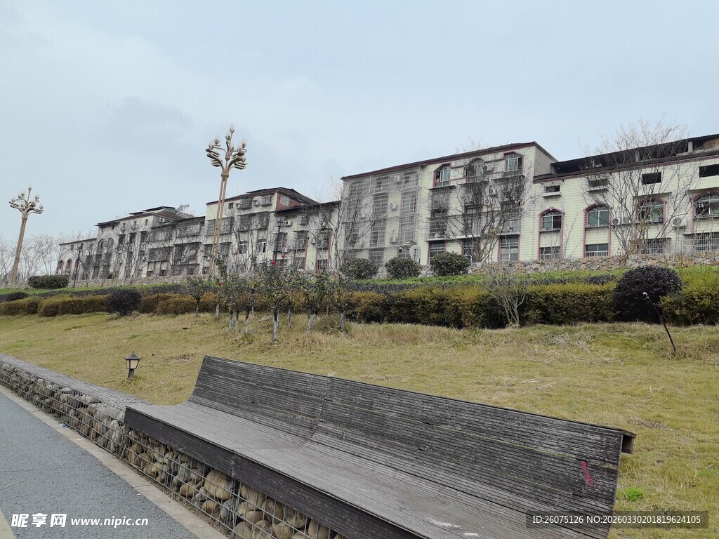 小区旁的休憩长椅与建筑