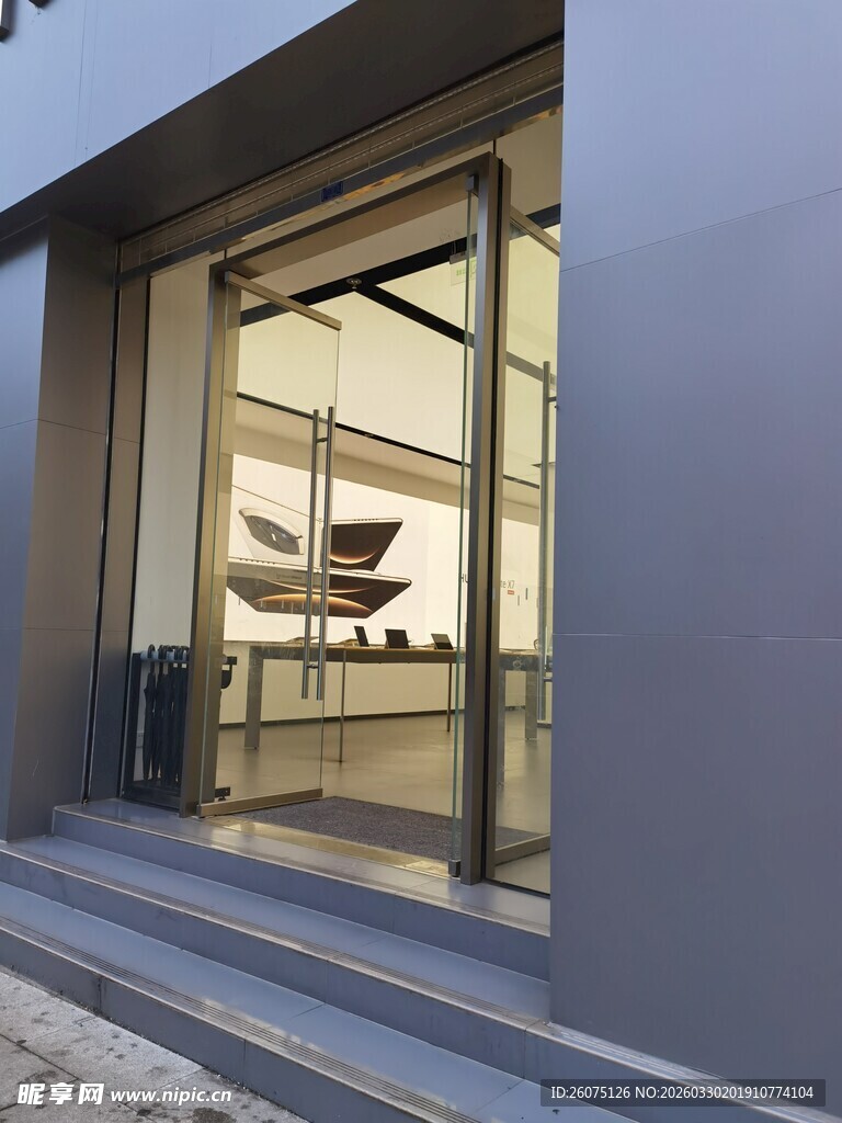 现代简约风格玻璃建筑入口