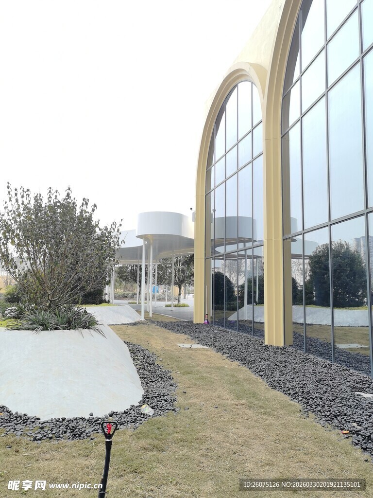 现代建筑旁的户外景观小径