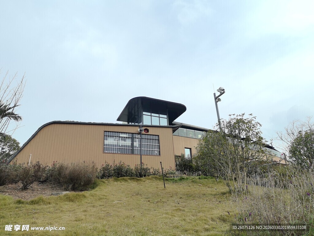 郊外现代风格的低矮小建筑