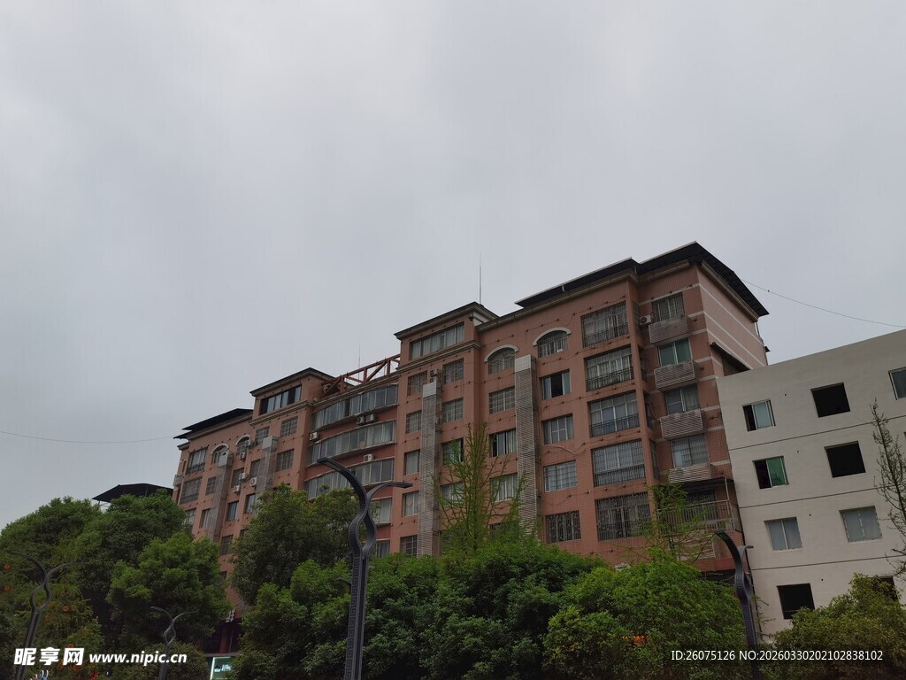 多层红砖建筑与周边绿植