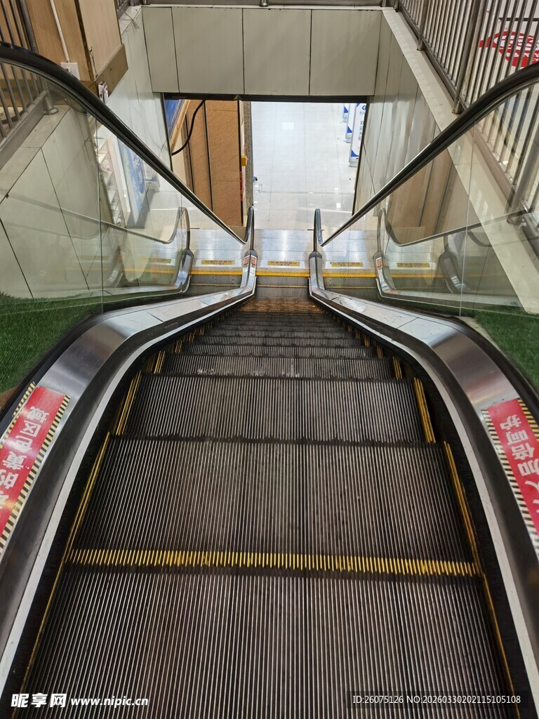 自动扶梯的向上视角